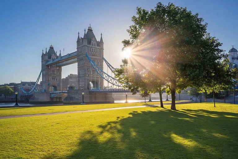 A sunny day with a view of the Tower Bridge in London.